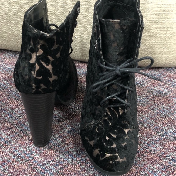 Velvet short booties w/ skull details. - Picture 3 of 4